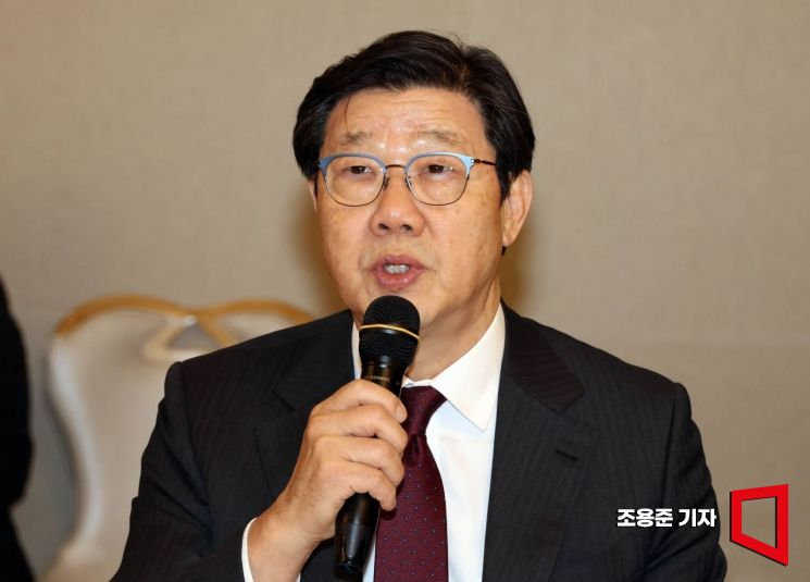 건강뉴스 확인법을 설명하는 스마트폰과 체크리스트 이미지